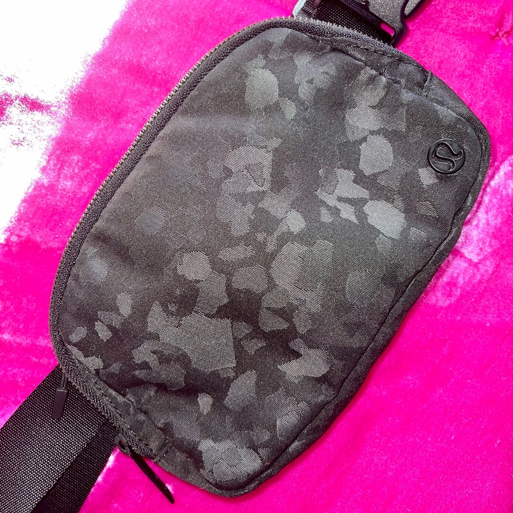 Lululemon Everywhere Belt Bag Black Camo Jaquard
